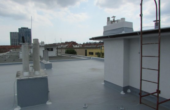 Střecha BD Tábor 28a před a po rekonstrukcí a zateplení
